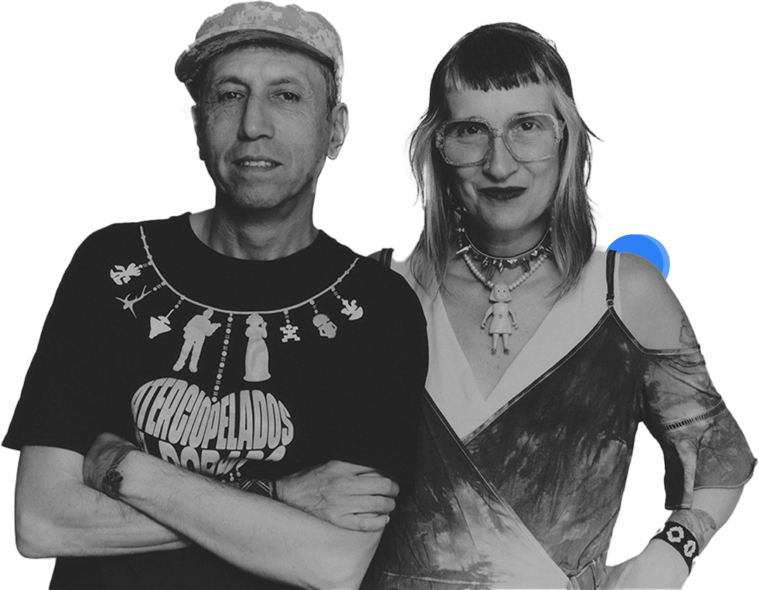 Aterciopelados poses together
